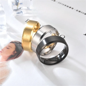 Primer plano de anillos de acero inoxidable de 8mm en oro, plata y negro cepillado