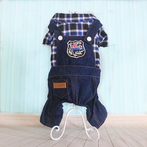 Traje de peto vaquero para perro con camisa de cuadros azul en soporte de exhibición