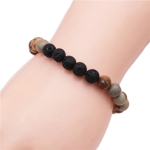 Détail d'un bracelet de 8mm en pierre de lave et perles multicolores en grain de bois