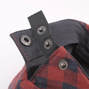 Casquette en coton et lin respirant à carreaux rouges et noirs avec bouton pression