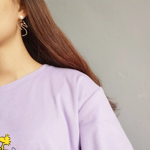 Detail of 925 silver shell pearl earring with elegant gold abstract animal wire design