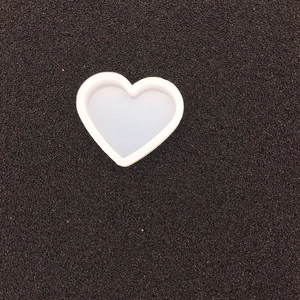 Moule en silicone transparent en forme de cœur pour résine DIY sur fond de mousse