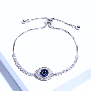 Detalle de pulsera de ojo turco plateada con circonita azul y cadena ajustable