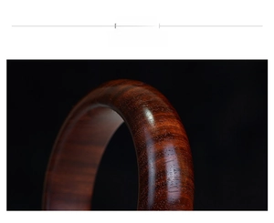 Primer plano de brazalete de sándalo pulido mostrando la veta natural de la madera