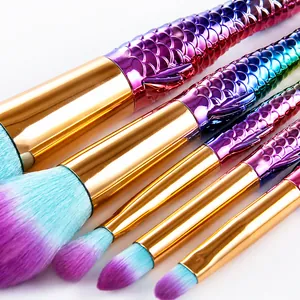 Detalle del set de brochas de maquillaje sirena con mango de cola de pez y pelo suave