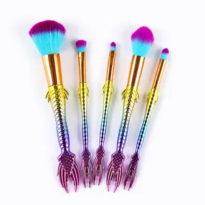Detalle del set de 5 brochas de maquillaje sirena con cerdas sintéticas y mangos de cola de pez
