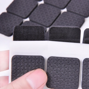 Dickere rutschfeste Möbelgleiter mit quadratischer Textur und selbstklebender Rückseite