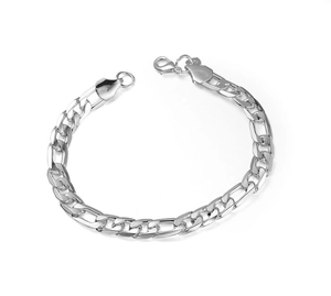 Vue macro du bracelet Figaro en argent sterling 925 poli avec un fermoir mousqueton