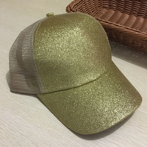 Dettaglio delle paillettes dorate su un cappello trucker con rete traspirante
