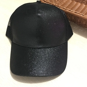 Dettaglio cappellino da baseball con paillettes nere e retro in rete traspirante
