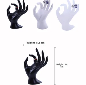Présentoir bijoux en forme de main avec dimensions 11,5cm de largeur et 18cm de hauteur