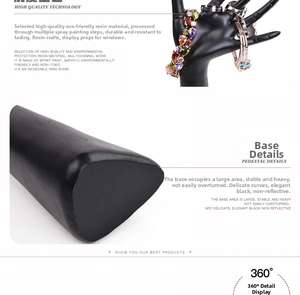 Détail de la main en résine noir mat et base prismatique pour bijoux exposés