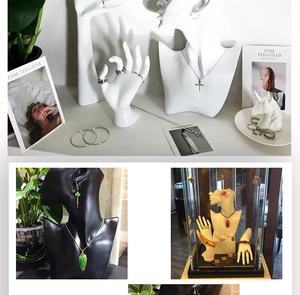 Vue détaillée du support mannequin présentant des colliers et bracelets en perles