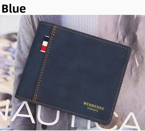 Detalle de la cartera de cuero azul para hombre con costuras amarillas y cinta a rayas