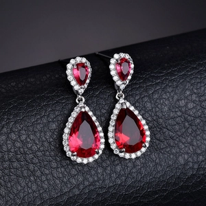 Orecchini in argento con pietre rosse a forma di pera e halo di zirconi scintillanti