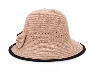 Dettaglio del cappello da sole in maglia con fiocco e bordo in nastro nero elegante