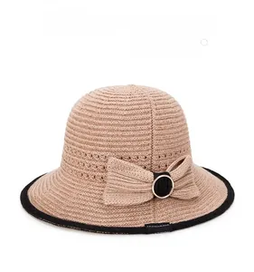 Dettaglio cappello da spiaggia traspirante con bordo nero, fiocco e fibbia dorata