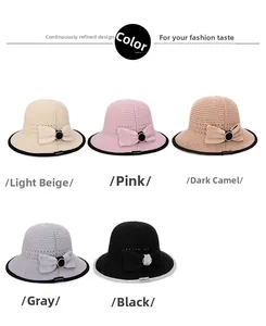 Dettaglio di cappelli da sole in maglia con texture traspirante e fiocco con fibbia