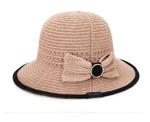 Dettaglio del cappello da spiaggia in paglia kaki traspirante con bordo nero e fiocco