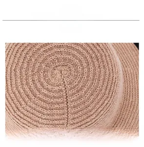 Dettaglio della trama del cappello da spiaggia intrecciato a mano con motivo a spirale