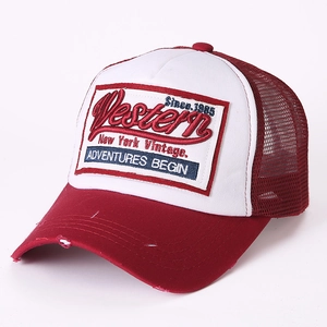 Vintage Trucker Cap in Rot-Weiß mit Western-Stickerei und Used-Look Schirm
