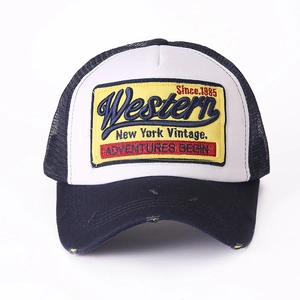 Retro Trucker Cap in Schwarz-Weiß mit New York Vintage Patch und atmungsaktivem Mesh
