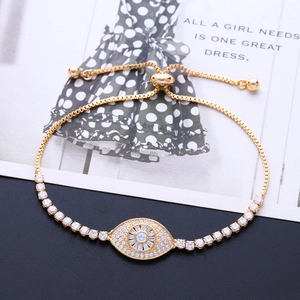 Primer plano de pulsera ojo turco dorado con circonitas AAA y cadena de caja ajustable