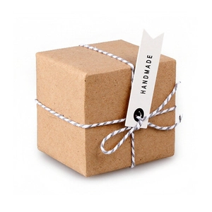 Scatola regalo in carta kraft marrone con spago e etichetta bianca fatta a mano