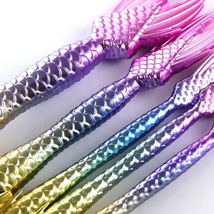 Cinco brochas de maquillaje de sirena con degradado de colores y mangos de escamas 3D