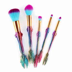 Detalle del set de 5 brochas de sirena con mango de escamas y cerdas de fibra suave
