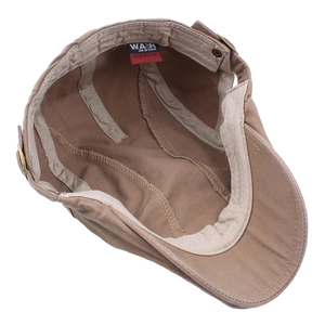 Classica coppola in cotone twill kaki che mostra la fodera interna e l'etichetta del marchio