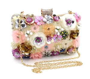Detail der Abendtasche mit 3D-Blütenblättern, Pailletten und goldener Umhängekette