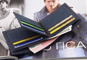 Detalle de cartera azul mate para hombre con ranuras para tarjetas y bolsillos grandes