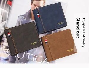 Primer plano de carteras mate para hombre apiladas con acabado texturizado y cinta