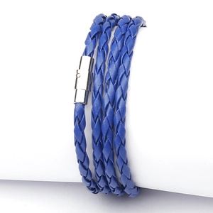 Dettaglio del bracciale multistrato in pelle PU intrecciata blu con chiusura magnetica