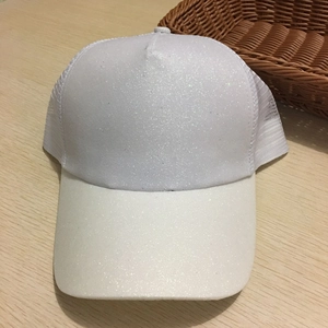 Dettaglio cappellino da baseball bianco con paillettes glitterate e retro in rete traspirante