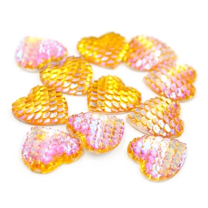 16mm heart-shaped mermaid scale resin cabochons with iridescent pink and yellow finish