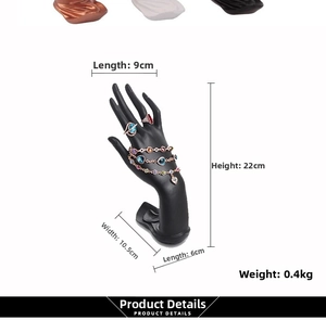 Détail d'un mannequin main en résine noire pour bijoux avec ses dimensions