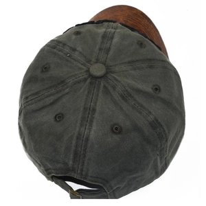 Vue de dessus d'une casquette en toile vert olive avec visière marron et boucle en métal