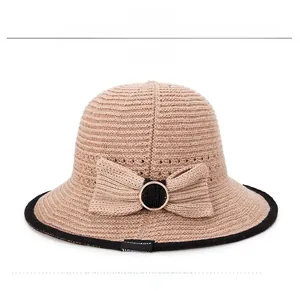 Dettaglio di un cappello da spiaggia traspirante cammello con fiocco nero e anello dorato