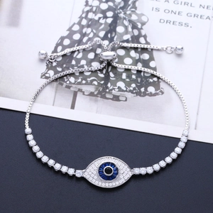 Vista detallada de la pulsera de ojo turco plateada con circonitas AAA y ajustable