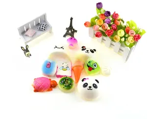 Makroansicht verschiedener Mini-Squishy-Anhänger aus PU mit Donuts und Panda-Kuchen
