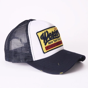Detail der Vintage-Trucker-Mütze mit gelber Western-Stickerei und abgenutztem Schirmrand