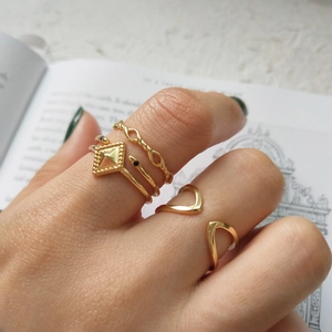 Three-piece gold 925 silver ring set with geometric diamond shape and minimalist V-shape
