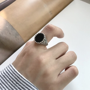 Vintage S925 sterling silver ring with black onyx and antique embossed patterns
