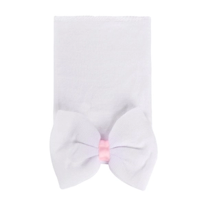 Détail du bonnet tricoté blanc pour bébé avec un grand nœud papillon aux accents roses