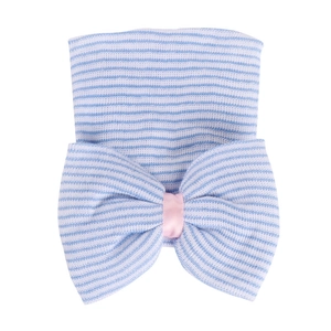 Détail d'un bonnet bébé à rayures bleu et blanc orné d'un nœud décoratif rose tendre
