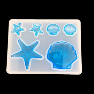 Detail van siliconen mallen voor zeesterren en schelpen met blauwe hars effect