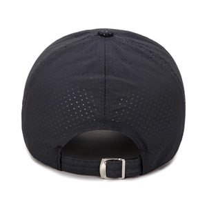 Rückansicht der schwarzen atmungsaktiven Mesh-Baseballkappe mit Metallschnalle