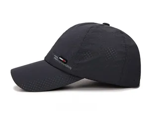 Detail von dunkelgrauem, schnelltrocknendem Mesh und SPORTS-Aufnäher auf der Baseballkappe